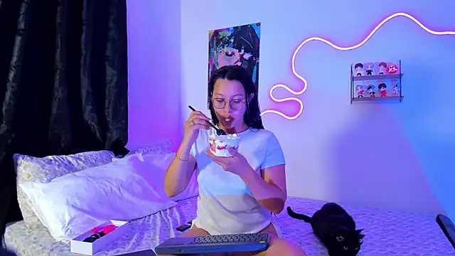 Snapshot of Dilan_and_Mia chatting on October 28, 9:30 pm Dilan and Mia online show from October 28, 9:30 pm