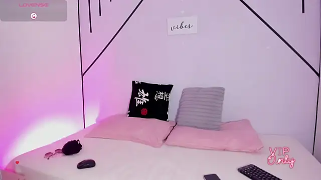 MiahCornell  online show from January 31, 8:18 pm