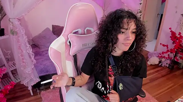 Snapshot of bunny_curly chatting on October 22, 3:28 pm bunny curly online show from October 22, 3:28 pm