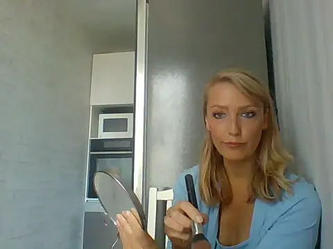 Snapshot of Vexxaa chatting on October 12, 9:33 am Vexxaa online show from October 12, 9:33 am