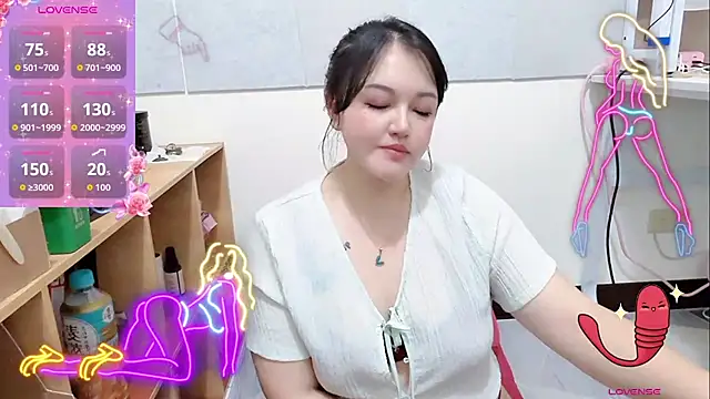 Snapshot of bee_baby chatting on October 23, 6:25 pm bee baby online show from October 23, 6:25 pm