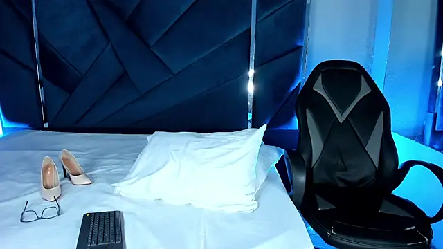 KikaDuque online show from October 8, 8:13 pm