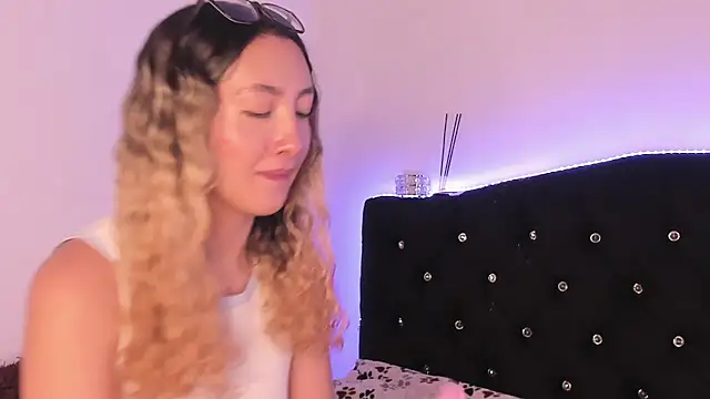 LauMiller online show from November 25, 3:31 am