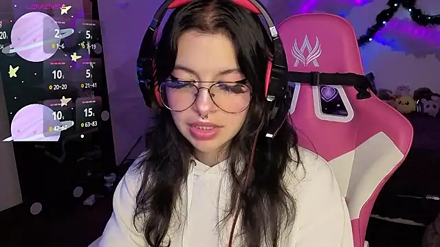 larah uwu online show from January 6, 8:01 pm