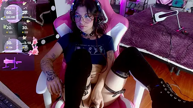 larah uwu online show from September 25, 8:28 pm