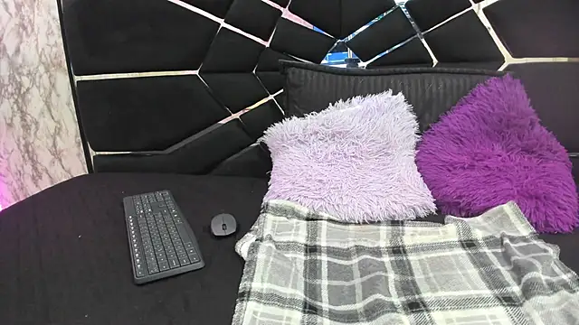 Snapshot of LITTLESUSSYY_ chatting on September 16, 12:13 pm LITTLESUSSYY  online show from September 16, 12:13 pm