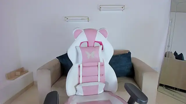 april smiith online show from October 6, 12:11 pm