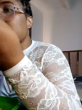 Elowen Clark online show from February 12, 8:10 pm