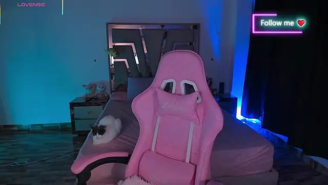 lunaarose online show from February 14, 5:42 am