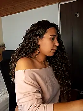 IVONNE COLLINS33 online show from November 4, 3:28 pm