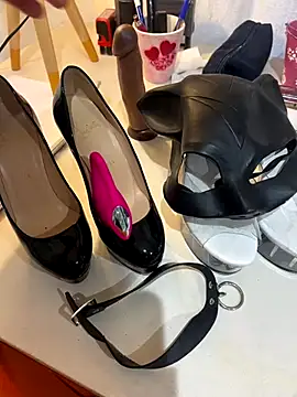 Snapshot of LesAmantsAE2 chatting on October 15, 9:45 am LesAmantsAE2 online show from October 15, 9:45 am