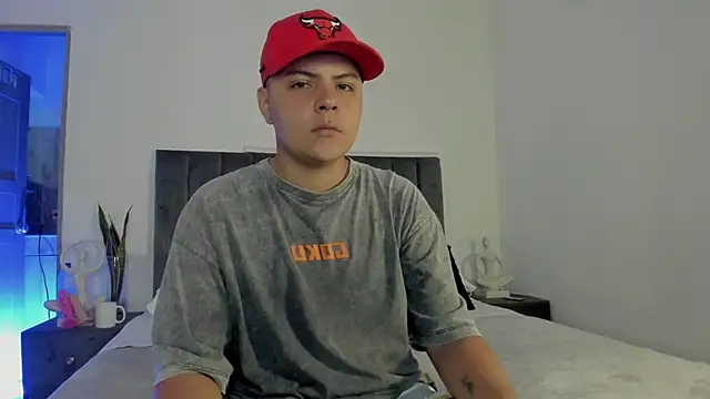Snapshot of NoahLux chatting on October 23, 6:14 pm NoahLux online show from October 23, 6:14 pm