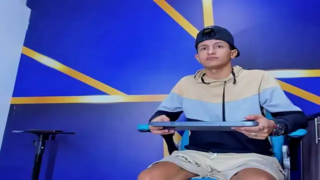 gustavo saaled19  online show from December 5, 7:59 pm