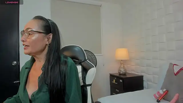 yulitza1025 online show from December 22, 1:14 pm