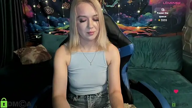 CrystalGirl99 online show from March 2, 8:10 am