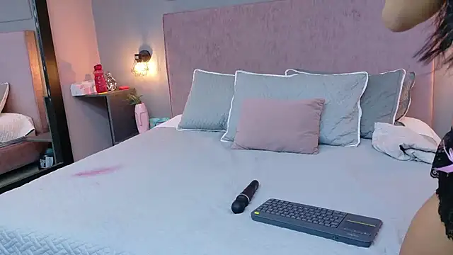 Camila Hill  online show from October 7, 1:04 pm