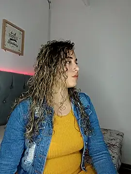 Snapshot of Miss-Melina chatting on October 21, 11:31 pm Miss-Melina online show from October 21, 11:31 pm