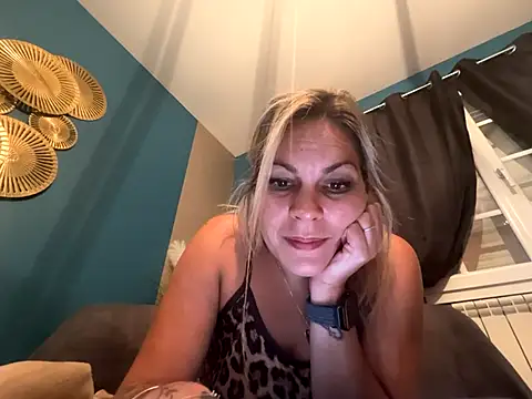 minettedusud online show from October 6, 11:38 am