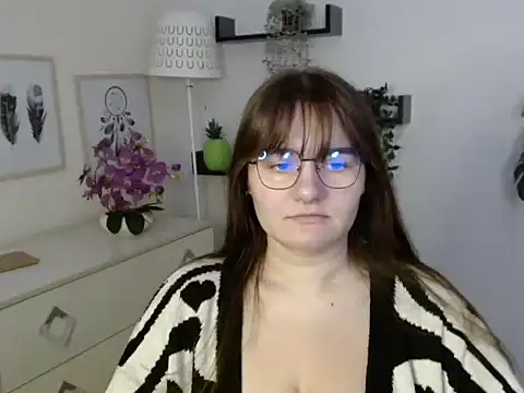 Julie Diamond online show from November 12, 1:31 pm