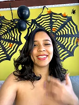 Snapshot of Esmeraldagh_ chatting on October 22, 12:43 pm Esmeraldagh online show from October 22, 12:43 pm