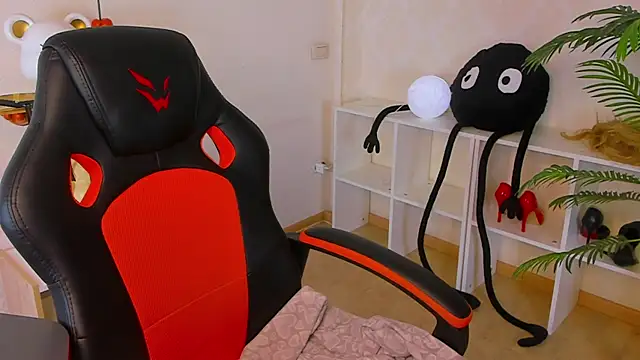 Lillie Berry online show from October 19, 5:20 am