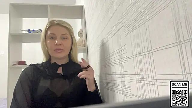 Snapshot of Blondie_xoxoxo chatting on October 24, 5:42 pm Blondie xoxoxo online show from October 24, 5:42 pm