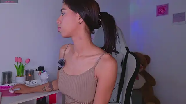 BrunetteAdams001 online show from January 10, 3:33 am