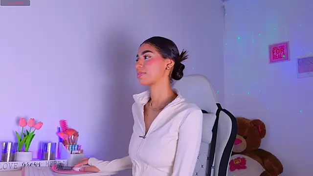 BrunetteAdams001 online show from November 3, 5:55 am