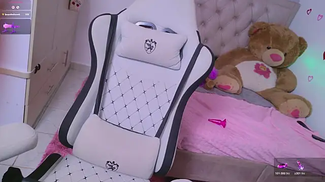 BrunetteAdams001 online show from March 2, 7:15 am