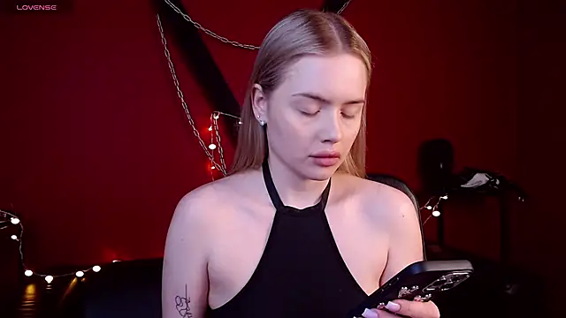 AvroraGoldie online show from December 3, 11:12 am