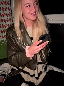 Snapshot of emilypeperoni chatting on October 19, 6:43 pm emilypeperoni online show from October 19, 6:43 pm