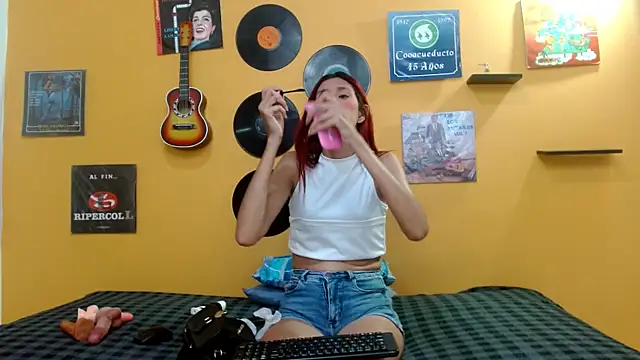 skinnyverus18 online show from February 6, 7:39 pm