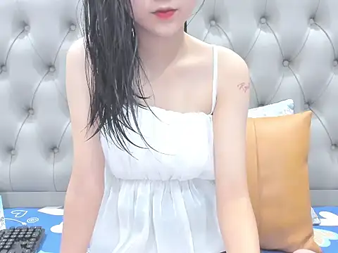 Snapshot of _ly__ chatting on October 6, 4:12 pm ly online show from October 6, 4:12 pm