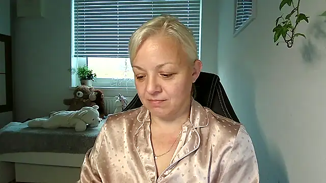 Linsy Kim online show from November 15, 6:58 am