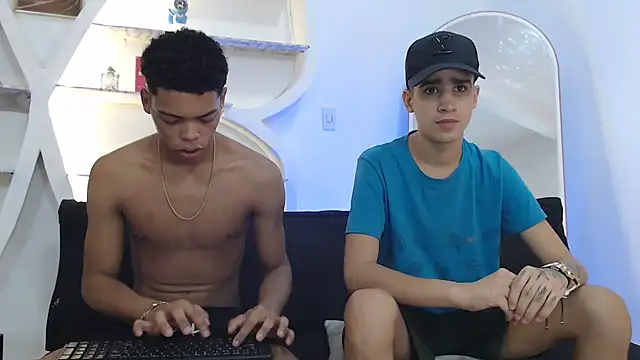 PRETTY FEM online show from November 4, 7:30 pm