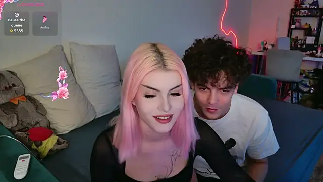 Snapshot of Alice18James chatting on September 16, 6:27 pm Alice18James online show from September 16, 6:27 pm