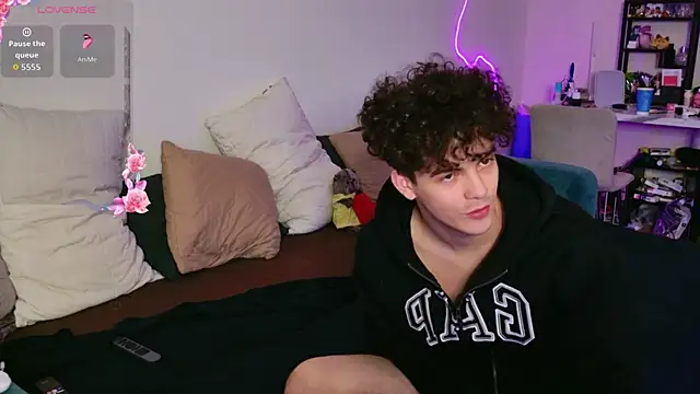 Snapshot of Alice18James chatting on September 13, 9:01 pm Alice18James online show from September 13, 9:01 pm