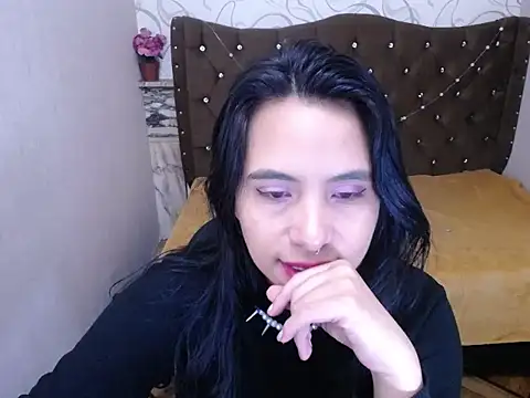 lunavalenciax online show from September 23, 8:45 am