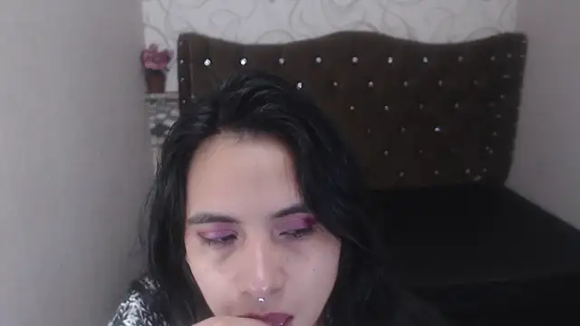 lunavalenciax online show from October 9, 5:44 am