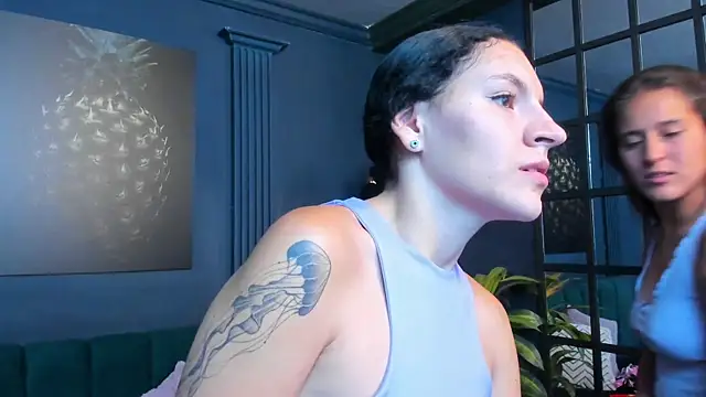 Snapshot of aliceandsia chatting on October 6, 12:11 pm aliceandsia online show from October 6, 12:11 pm