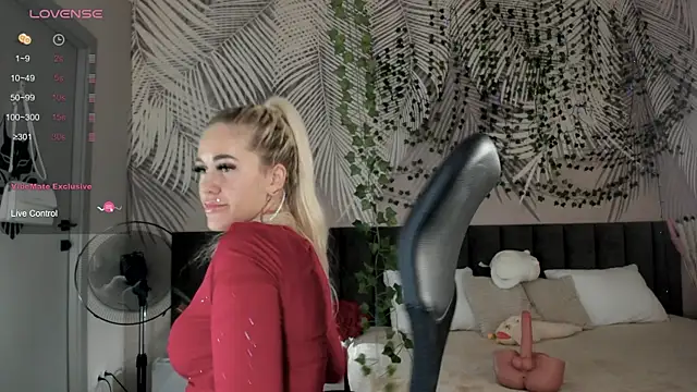 Kira Key online show from February 14, 1:51 am