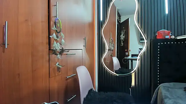 scarletr red online show from December 15, 11:10 pm