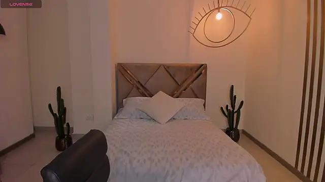 LeahNovac online show from December 15, 11:37 am