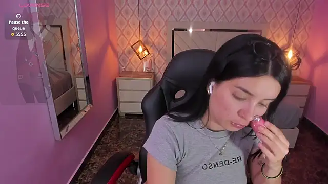 CHRISTY TEIGEN4 online show from October 18, 7:48 pm