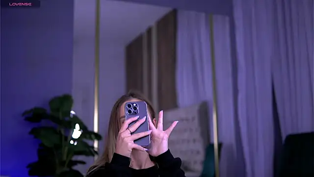 ElaraShine online show from October 17, 6:22 pm