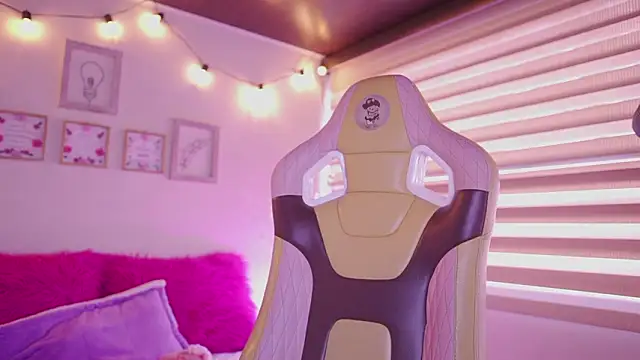  chloe moons  online show from February 23, 9:14 pm