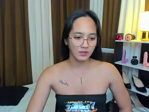 Snapshot of URHottestAngel chatting on October 21, 12:53 pm URHottestAngel online show from October 21, 12:53 pm