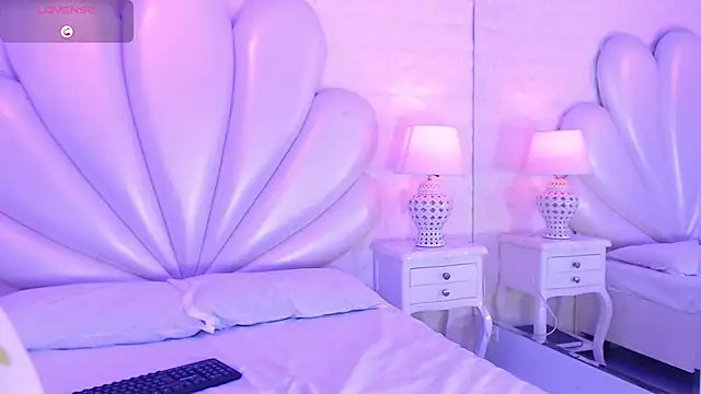 HatsaJones online show from September 26, 4:10 am