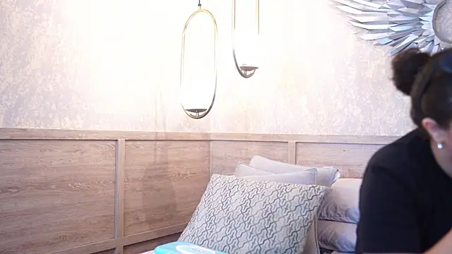 Tayler Kim online show from December 4, 4:52 pm