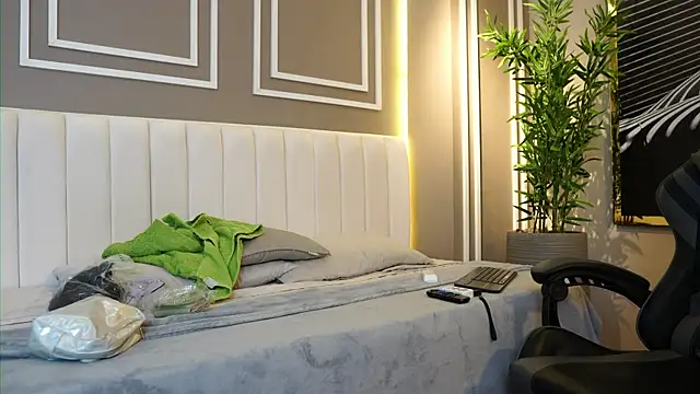 Tayler Kim online show from November 12, 6:28 pm